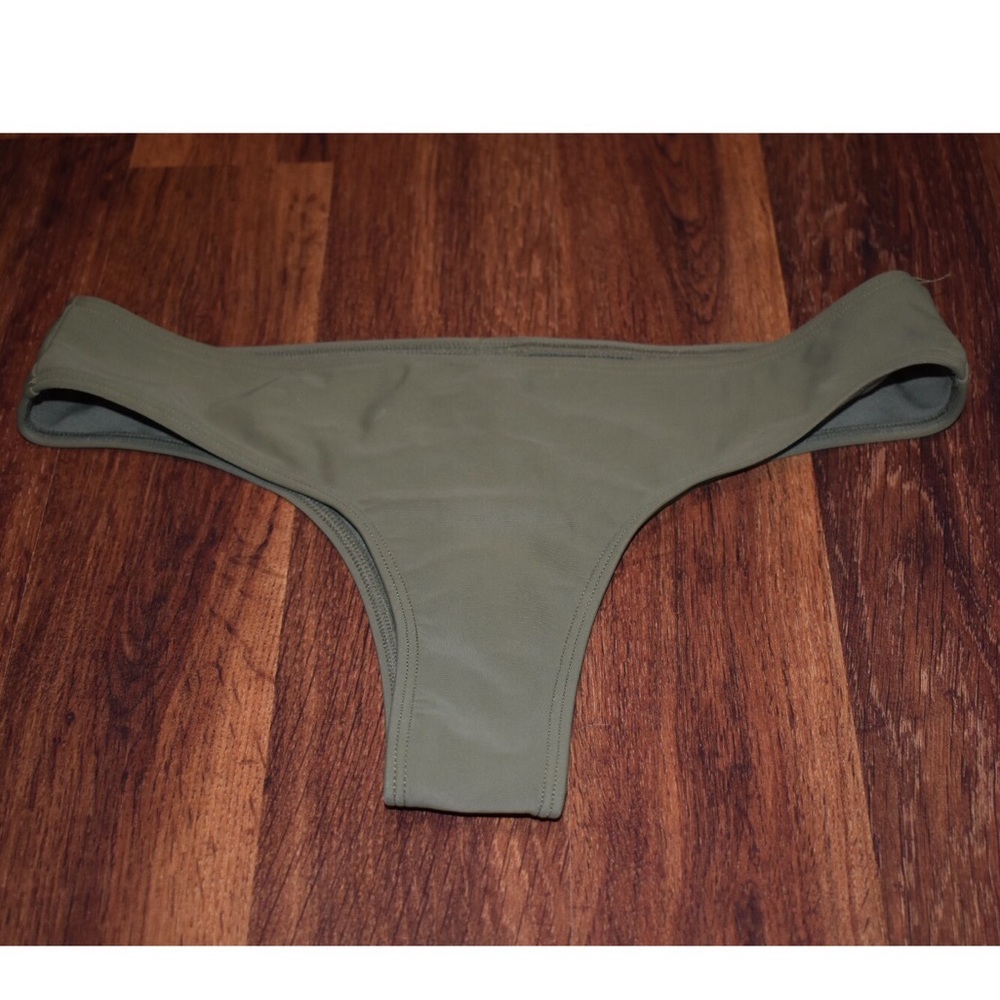 Hollister 🌞🌞 super cheeky bathing suit bottoms